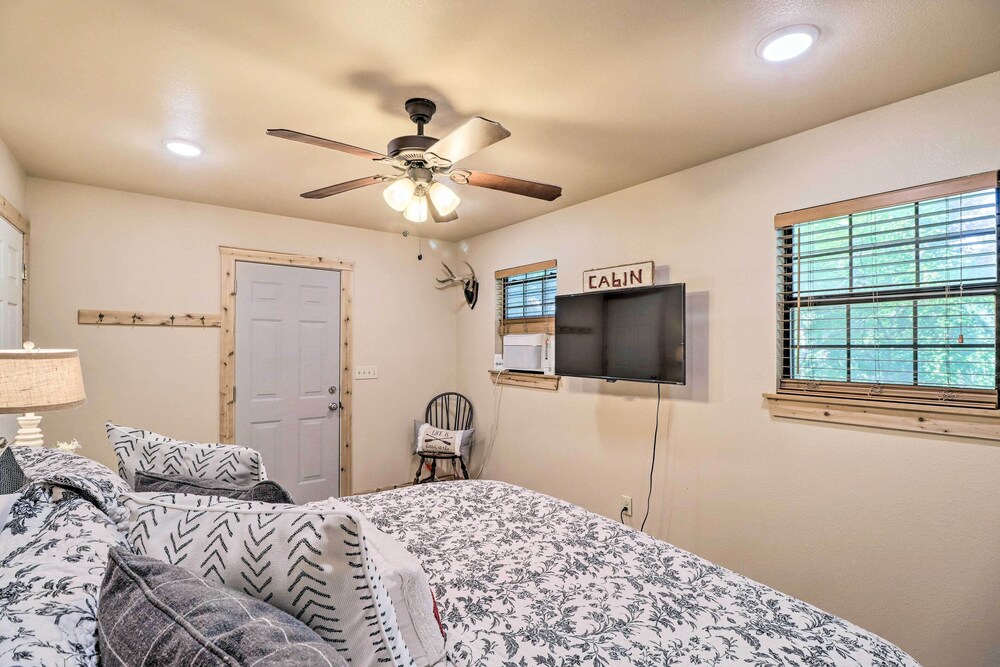 Charming Higden Cabin Near Greers Ferry Lake! view 2