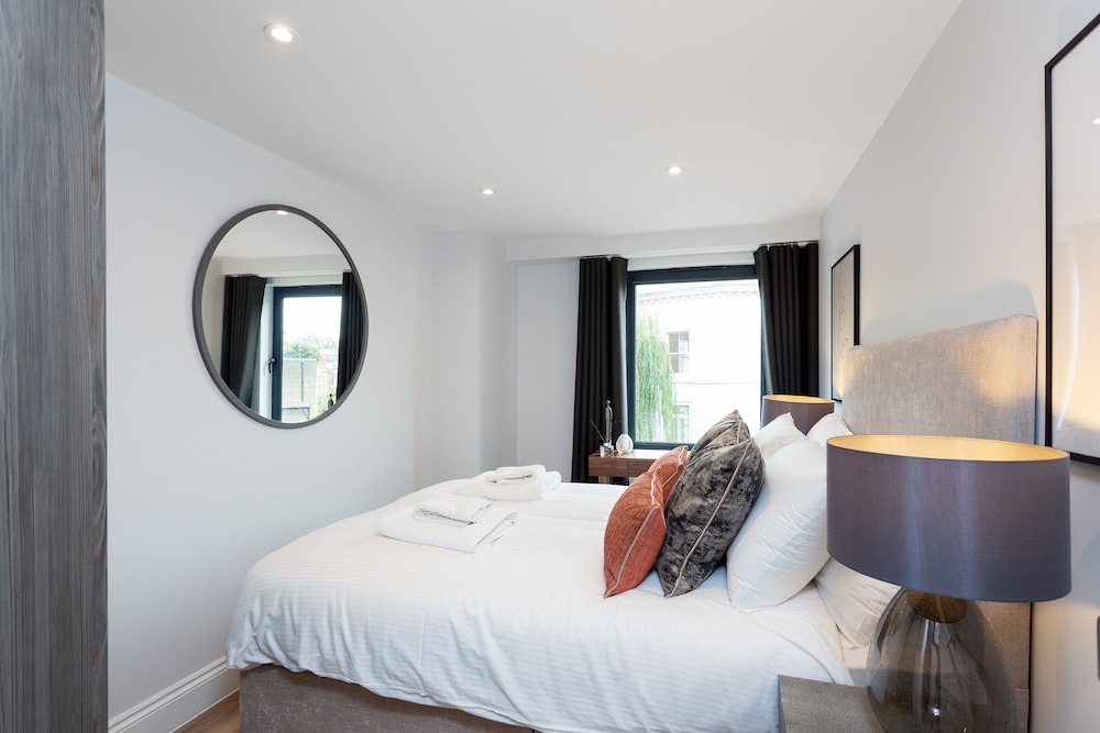 The Carlyle - Elegant Serviced Apartments