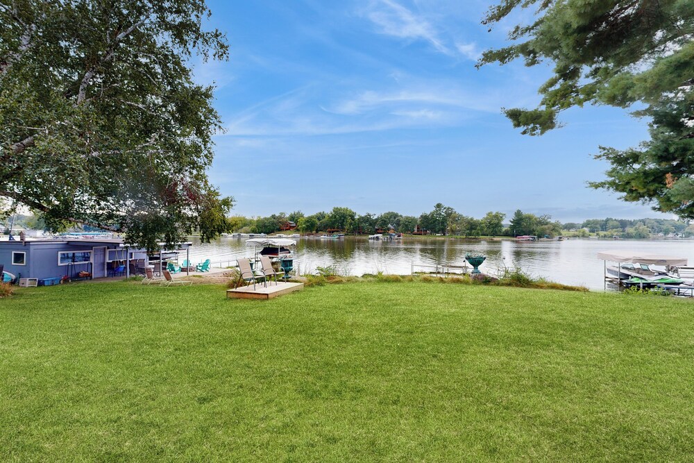 4 BR Tranquil Lakefront Retreat w/ Fire Pit
