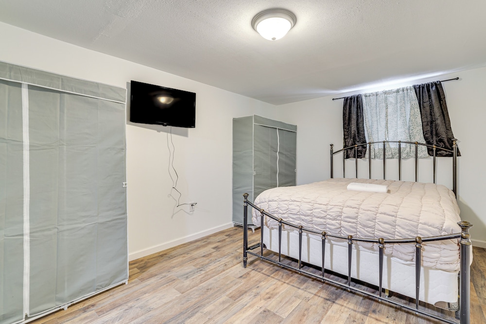 Theater, Game Room & Lake Access: Pocono Retreat