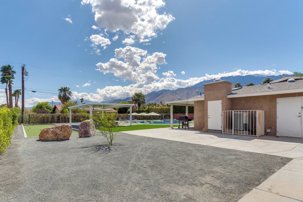 Outdoor Entertainment: Palm Springs Group Escape