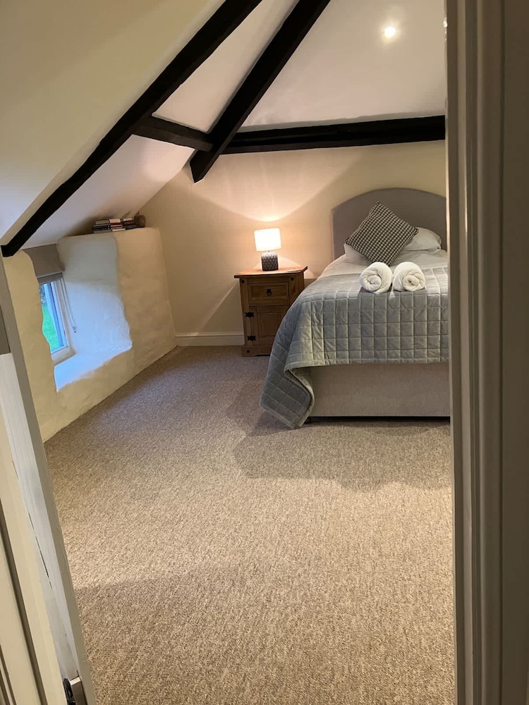 Courtyard Cottage With hot tub and Walled Garden