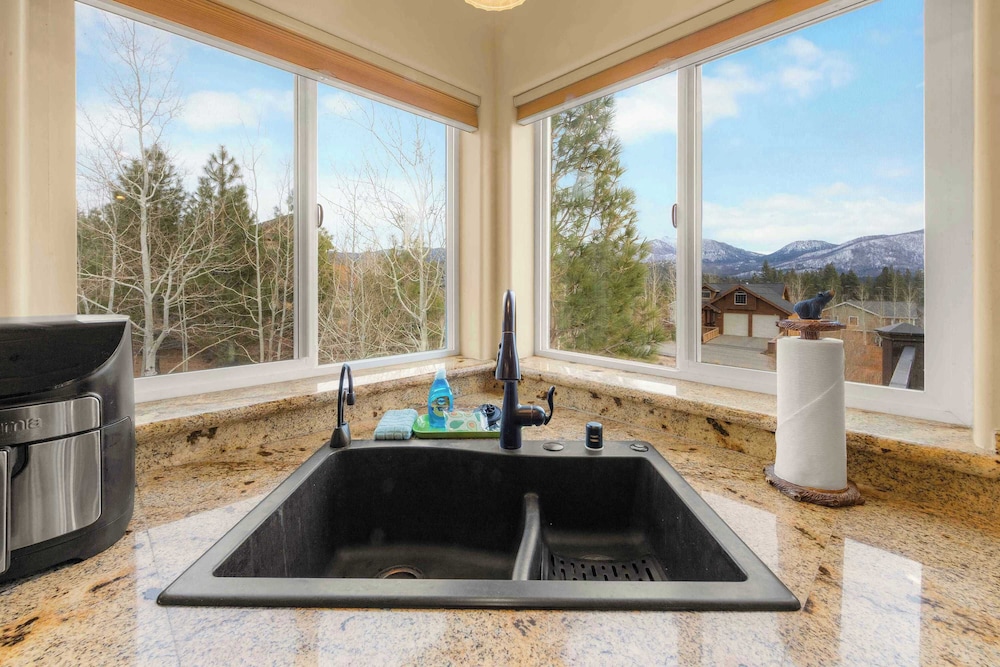 Lookout Point Retreat for 6