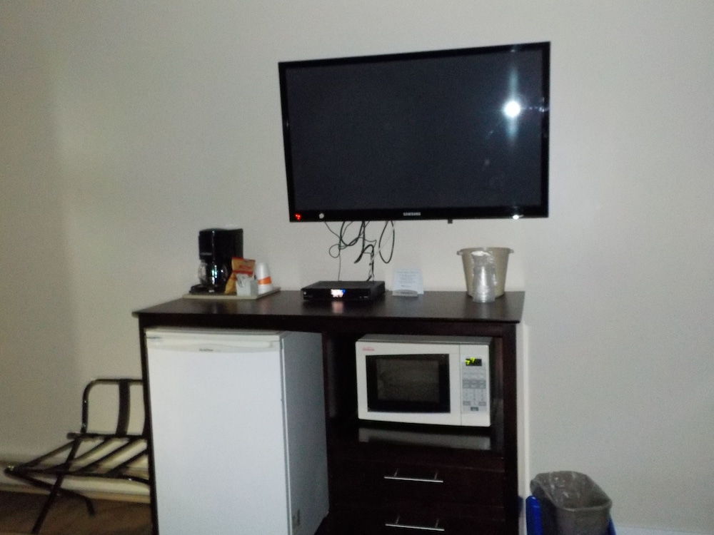 Econo Lodge Vernon view 2