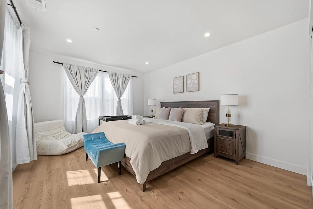 Massive 8BR Home in Hayward With AC Free Parking