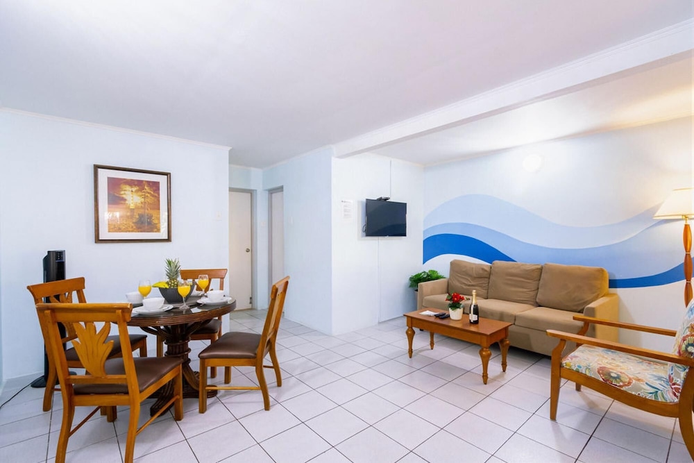 Amazing 2BR 1BA w Pool Close to the Beach BBQ