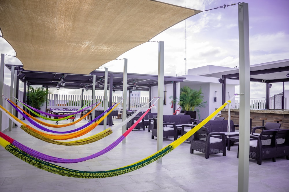Nomads Party Hotel & Hostel