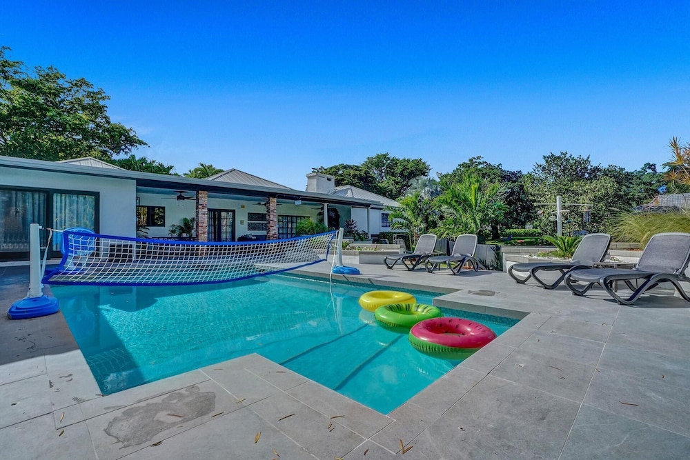 8BR Gem With Pool, Lake View & Tons of Amenities! 4
