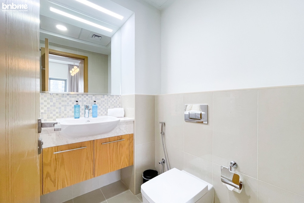 1B-Bellevue Tower 2-1902 by bnbme homes