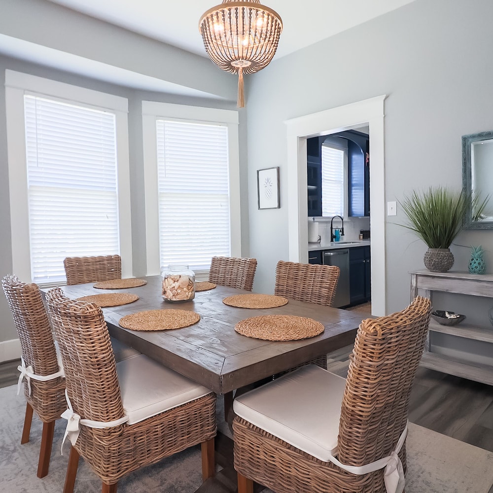 Vibrant Bungalow 2 Minutes to the Beach view 2