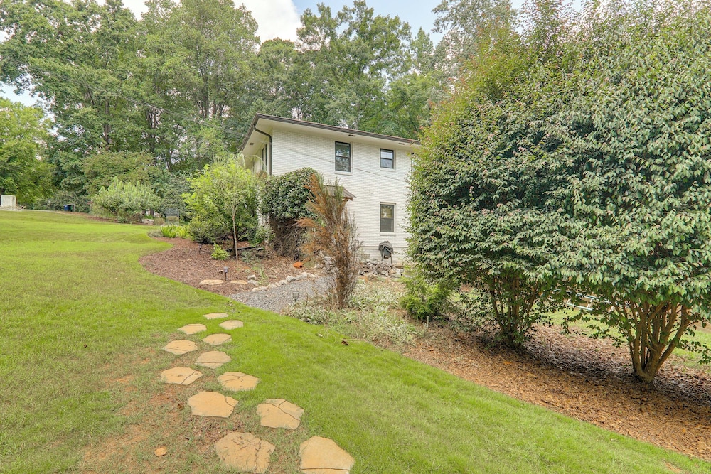 4 Mi to Uga: Bright & Airy Athens Apartment!