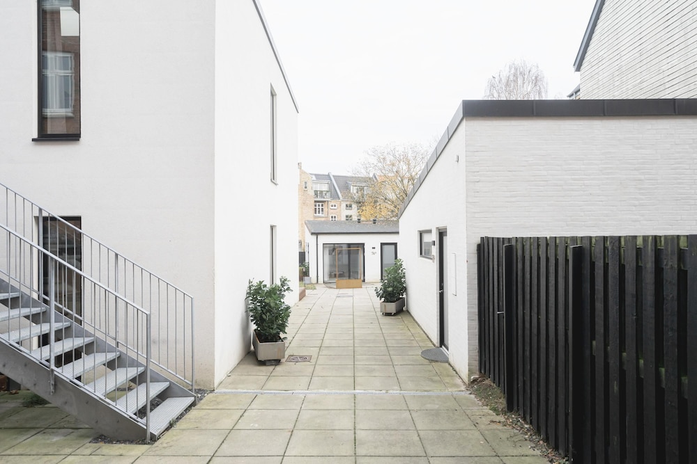 Fantastic 1-bed Apartment w Private Terrace view 3