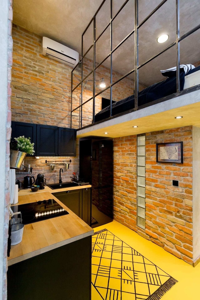 Bright Warwick Chambers Apartment