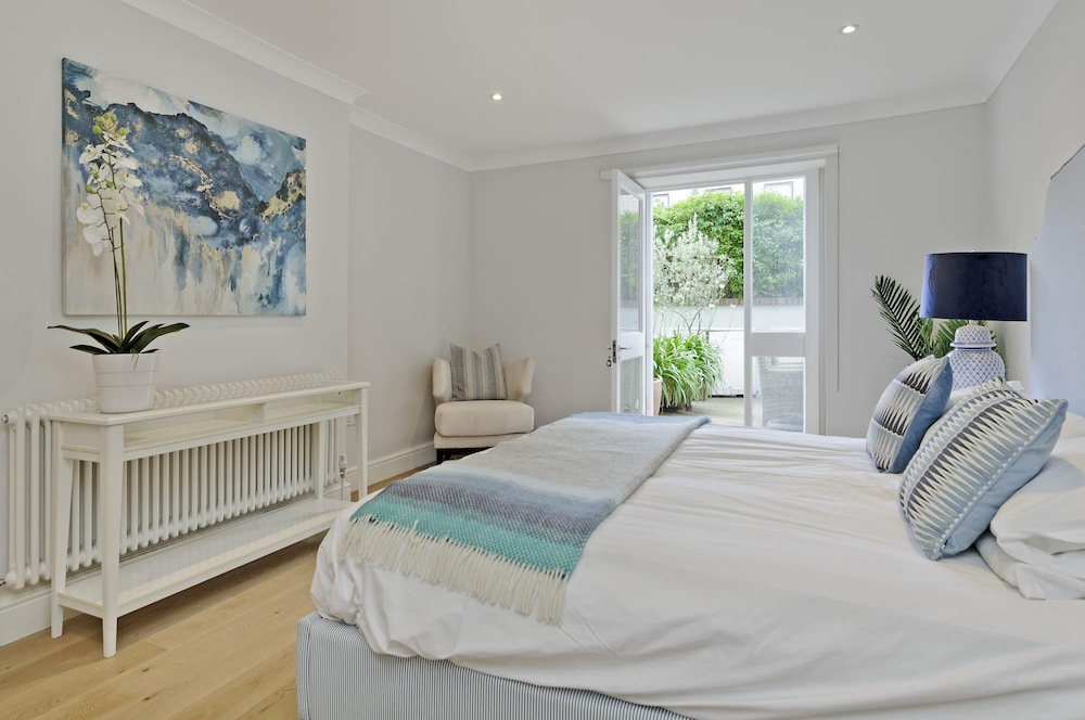Huge Kensington Garden Flat