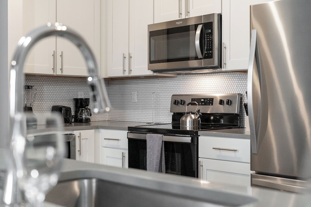 Monarch Apartments 15m to Parks, Pet Friendly, Free Parking by Heavenly Homes
