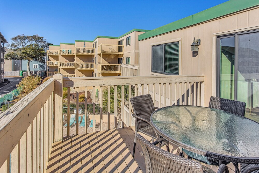 Walk to Ocean: Pool-view Condo in Myrtle Beach!
