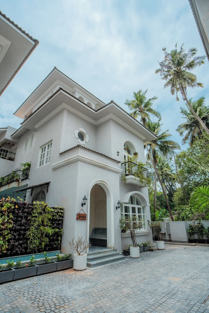 Esh Cottages Birch | Hillside 4-BHK Hideaway With Lush Garden, Common Pool, & Gaming Zone