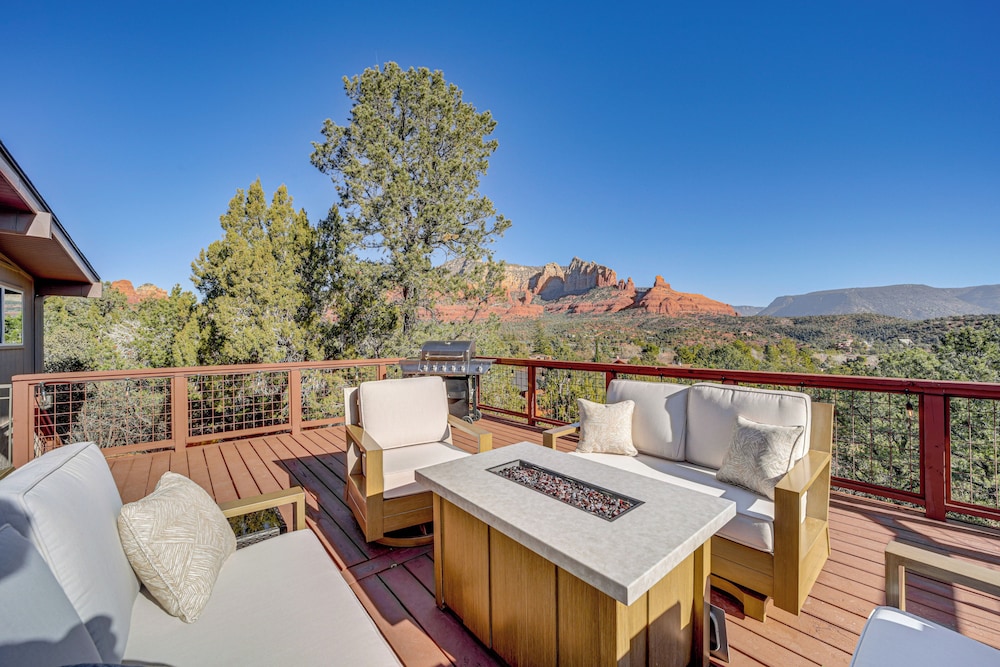 < 1 Mi to Shops: Uptown Sedona Home w/ Hot Tub!