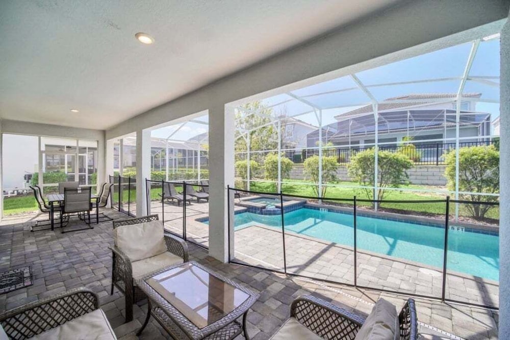 Luxury Pool/spa Home With Lots Of Sunshine! 6 Bedroom Villa