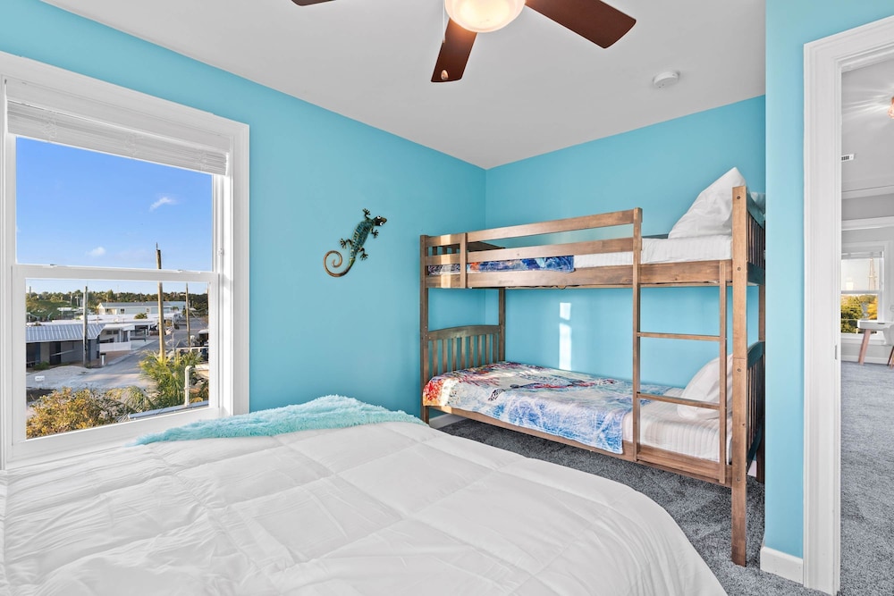 Mermaid Manor Waterfront Haven w Hot Tub Dock