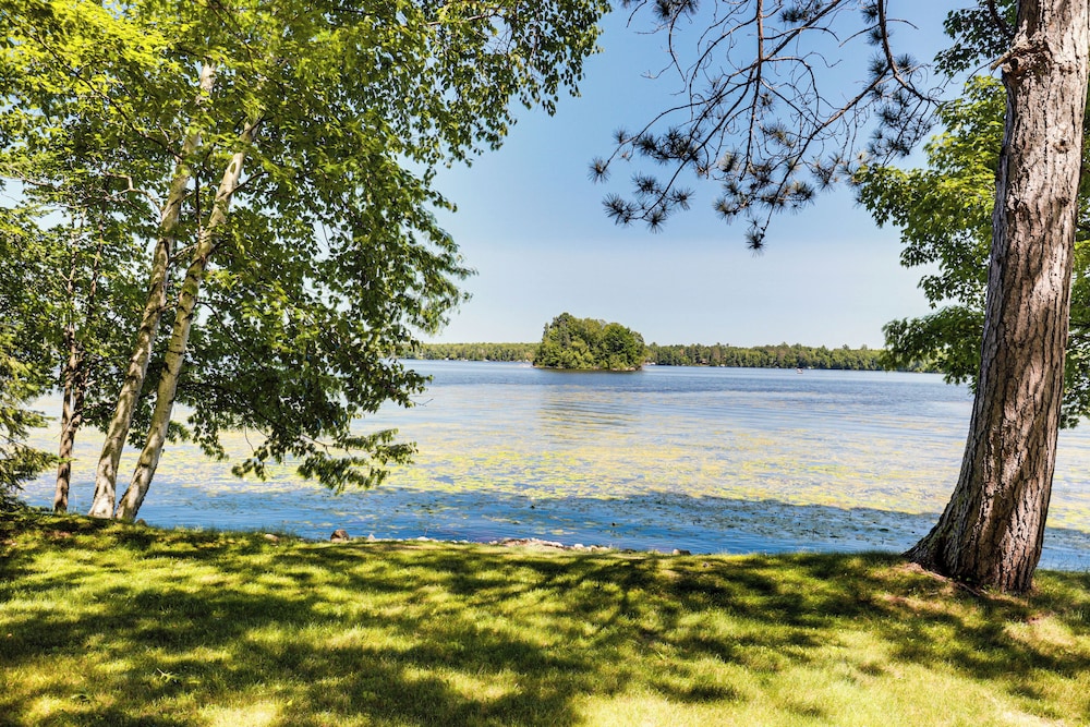 Solberg Lake House: Dock, Deck + Stunning Views!