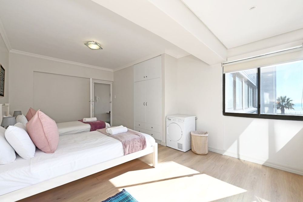 Spacious 3 Bed Apartment Sea Point Ocean Views