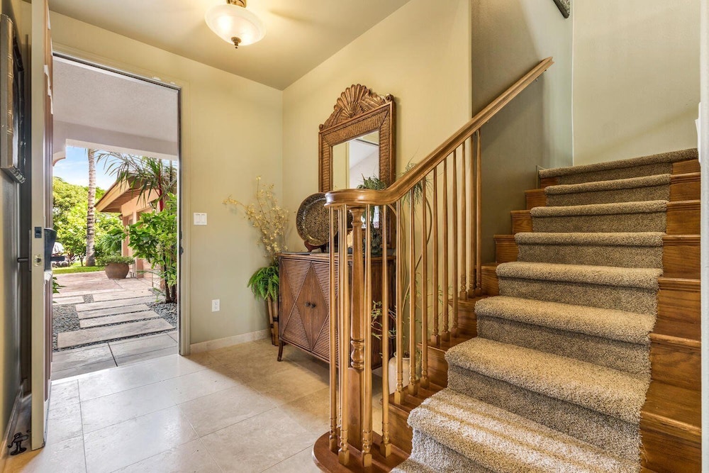 Beautifully Furnished - Hawaiian Villa - AC & Wifi! - Vrkcv
