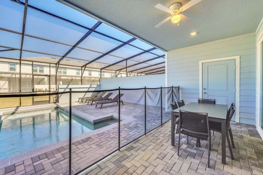 The Cutest Tonwhome & Private Splash Pool! 5 Bedroom Townhouse