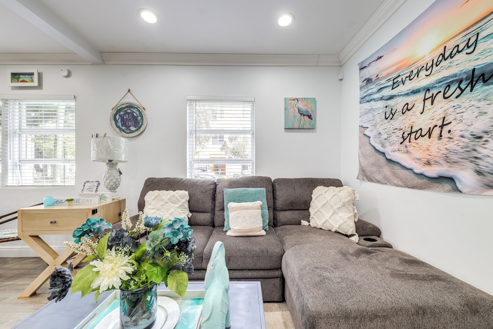 4 Mi to Fort Lauderdale Beach: Dog-friendly Home!