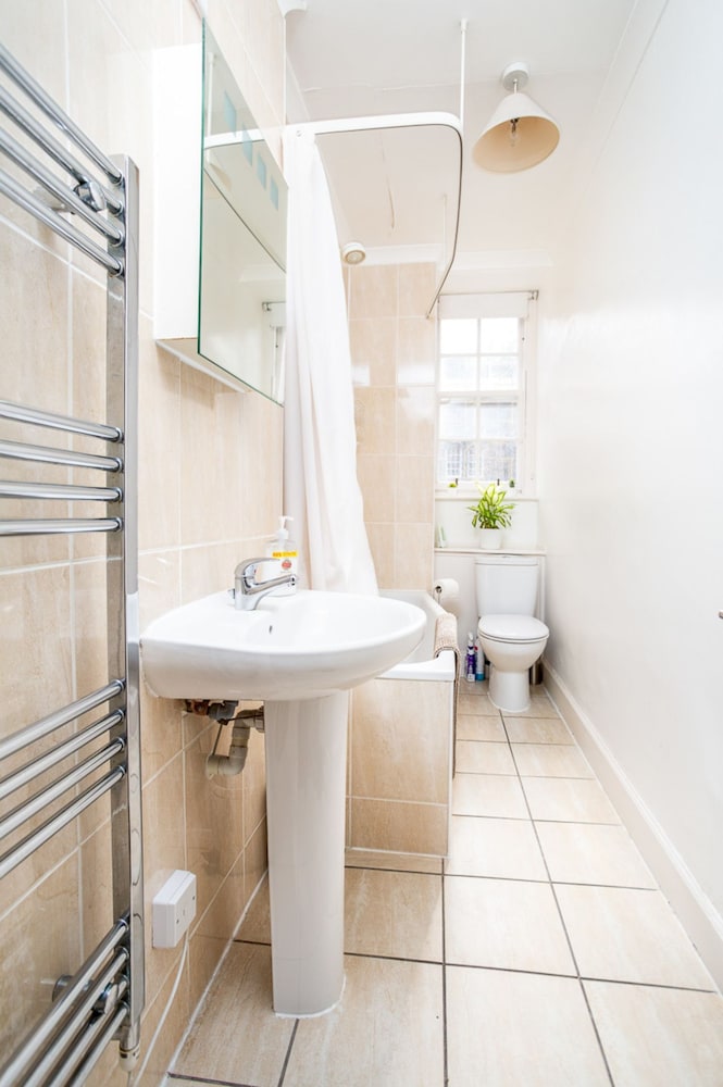 Lovely 2-bed Apartment in Old Town Edinburgh view 5