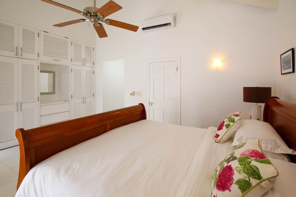 Large Townhouse with Plunge Pool, 3 mins from Beach - Turtle View 2 by BSL Rentals