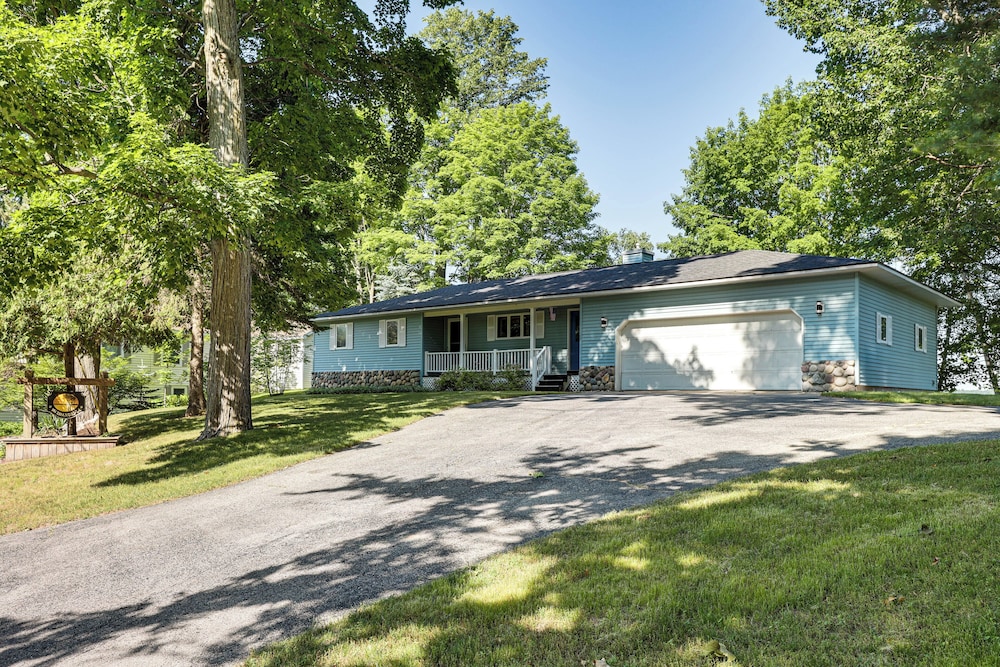 Waterfront Home on Duck Lake: 8 Mi to State Park!