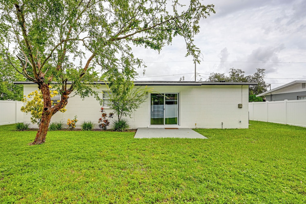 1 Mi to Busch Gardens: Modern Home w/ Private Yard