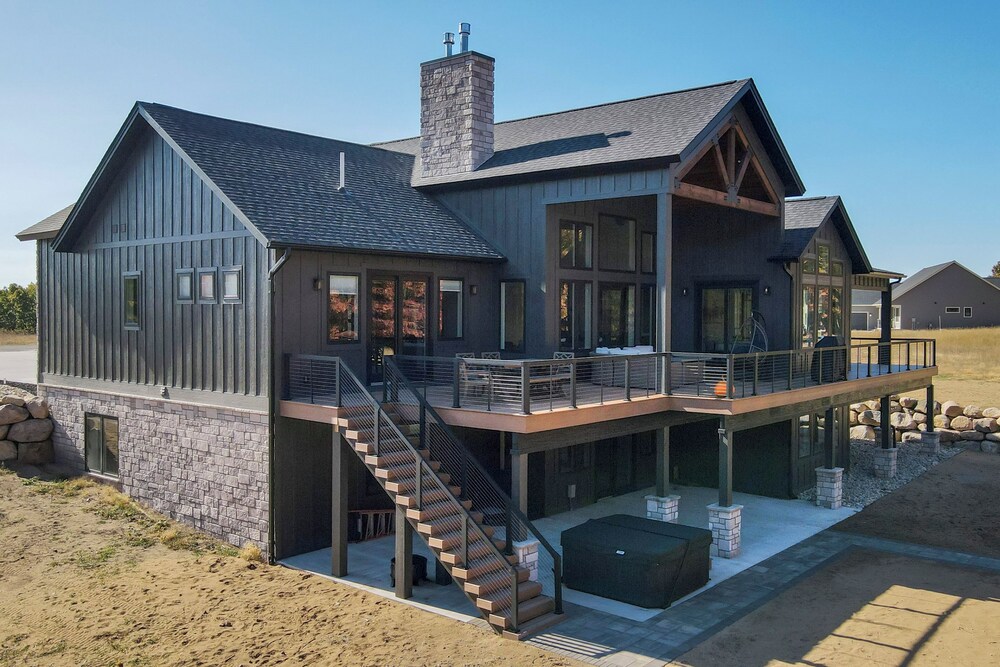 Boyne Mtn Retreat w/ Hot Tub + Shuttle to Resort!