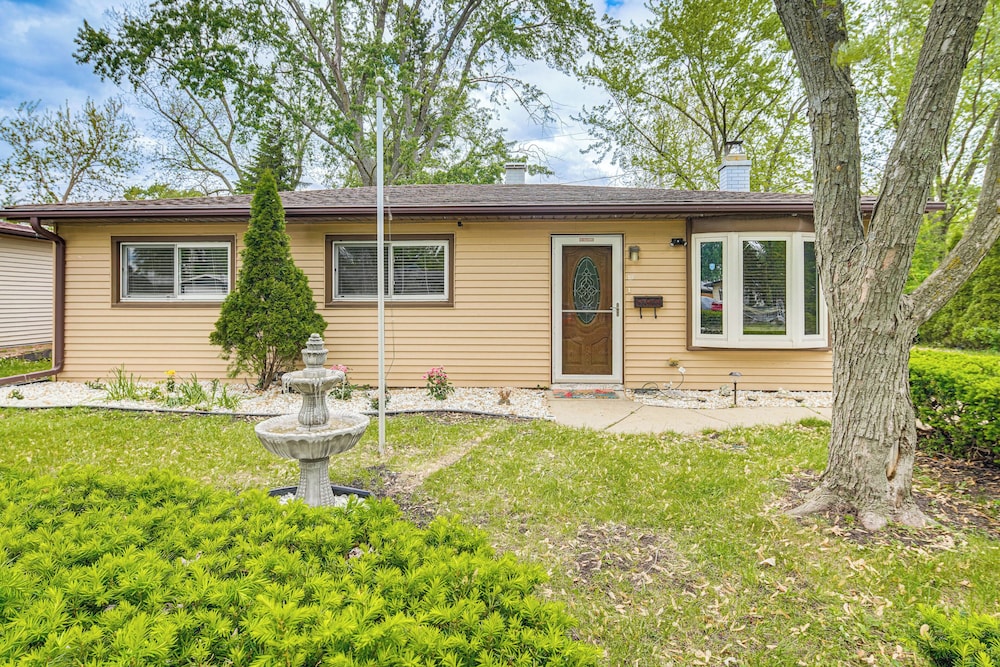 8 Mi to Nature Center: Streamwood Gem w/ Yard!, photo 21