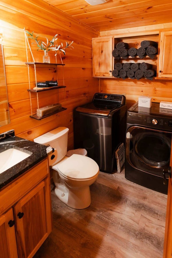 Sleeps 16! Luxury Cabin With Game Room & Hot Tub
