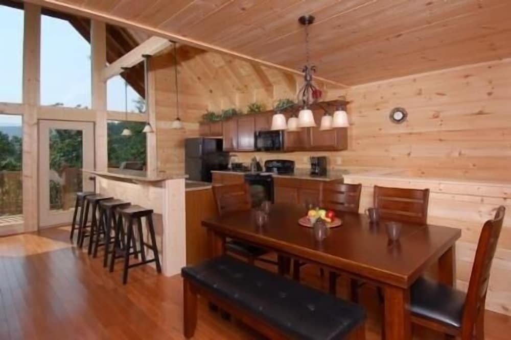 Sleepy Shamrock - 2 Bedrooms, 2 Baths, Sleeps 6 Home by RedAwning