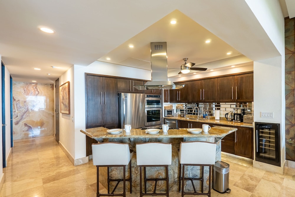 Ocean Front Amazing Views and Location Sleeps 8