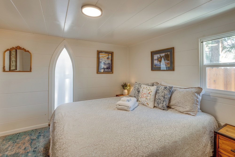 Walk to Beach: Dog-friendly Cabin in Glenbrook!