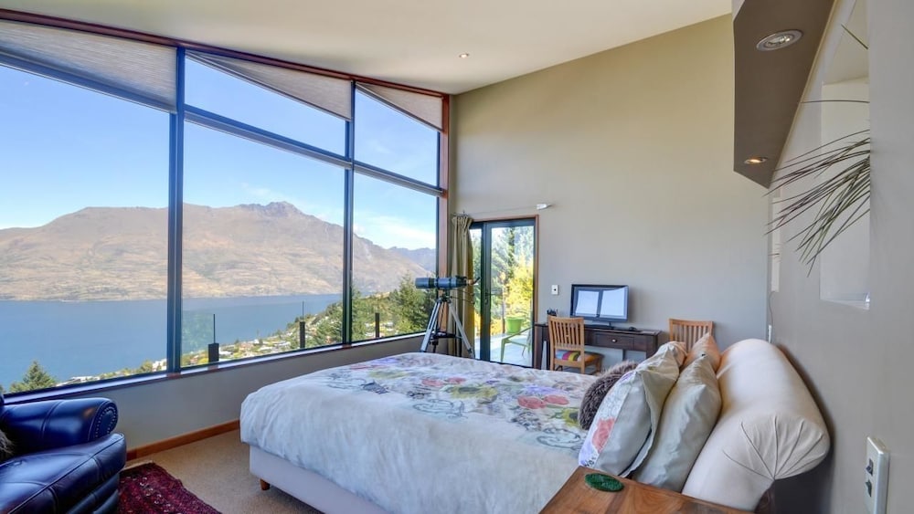 Aries Lake View Villa