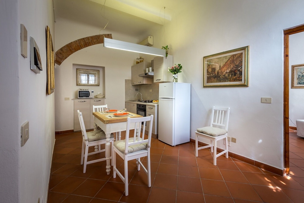 Classic Tuscany Apartment A by Mmega