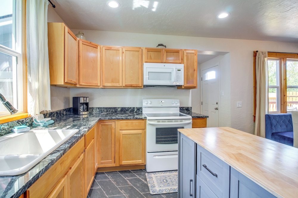 < 1 Mi to Coquille River: Cottage w/ Private Yard!