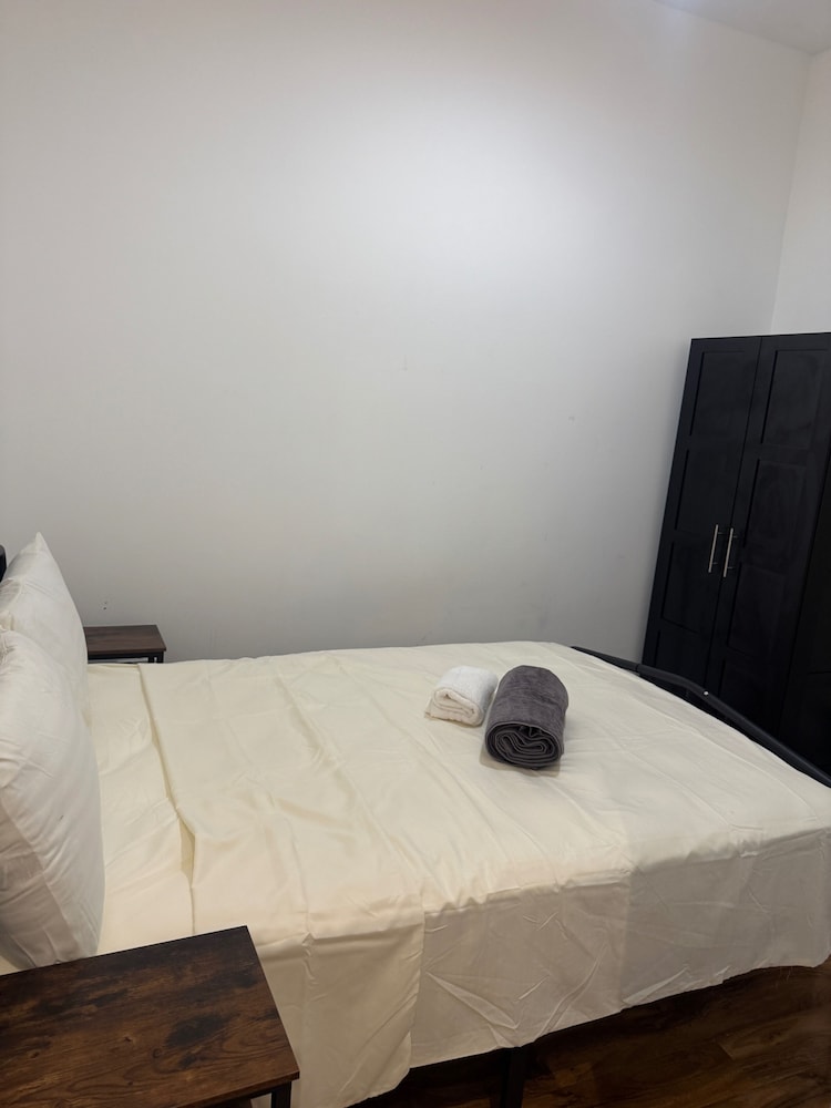 2 Bed Flat - Sleeps 4 - Parking - Wifi
