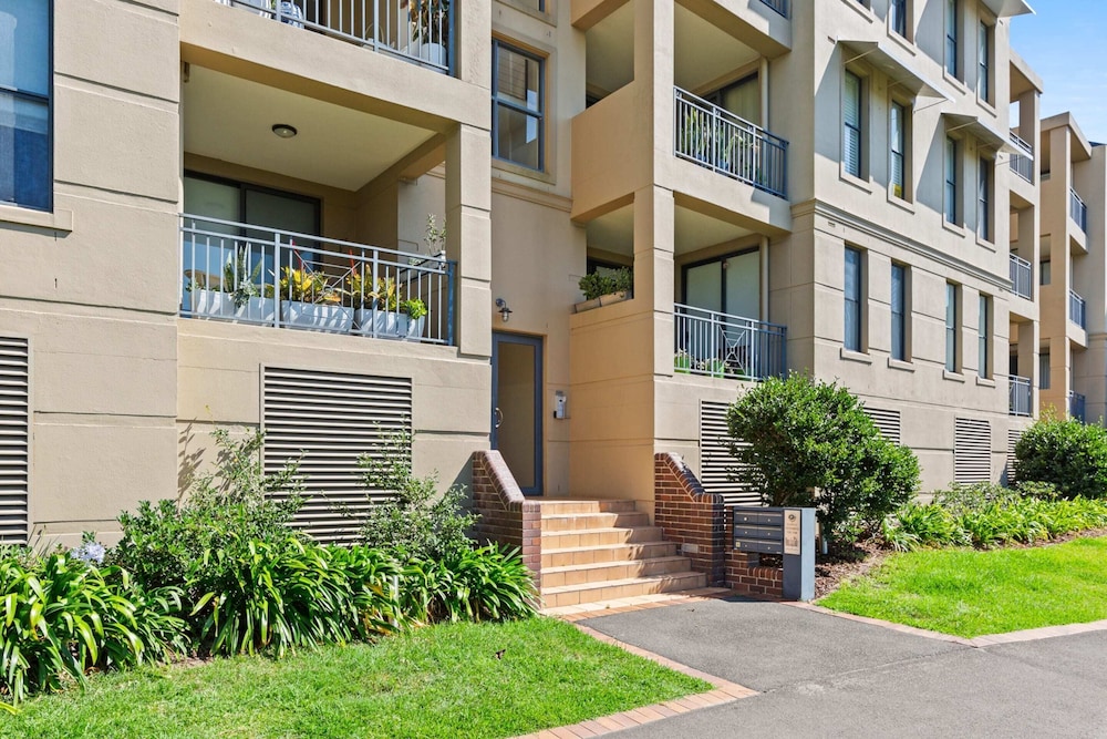 Elegant Stay in Balmain With Pool Access