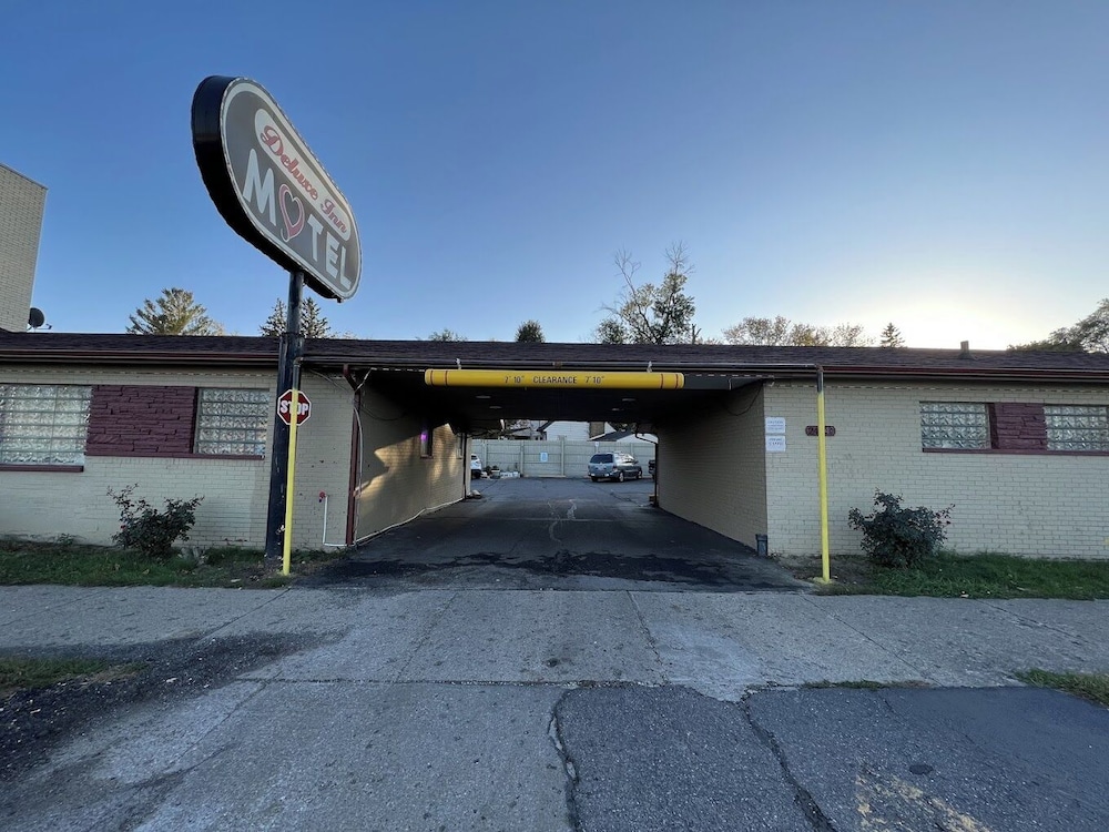 Deluxe Inn Motel