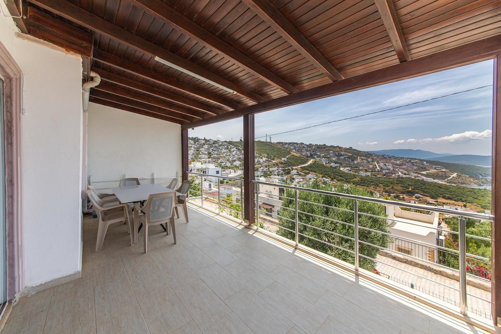 Sea View Cozy House With Private Beach in Bodrum