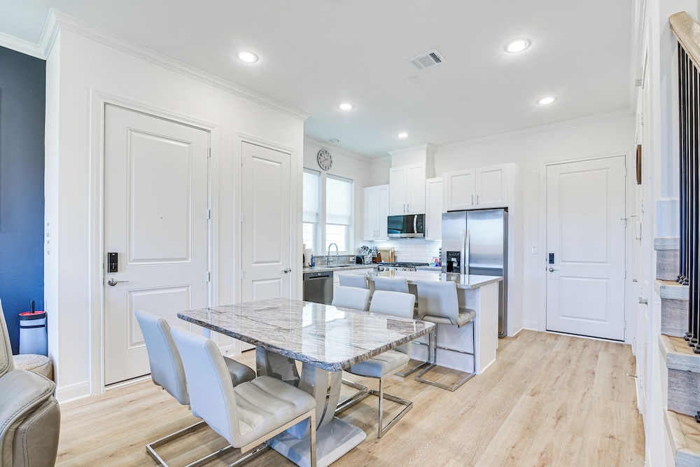 6 Mi to Hospitals: Nurse-friendly Houston Home!