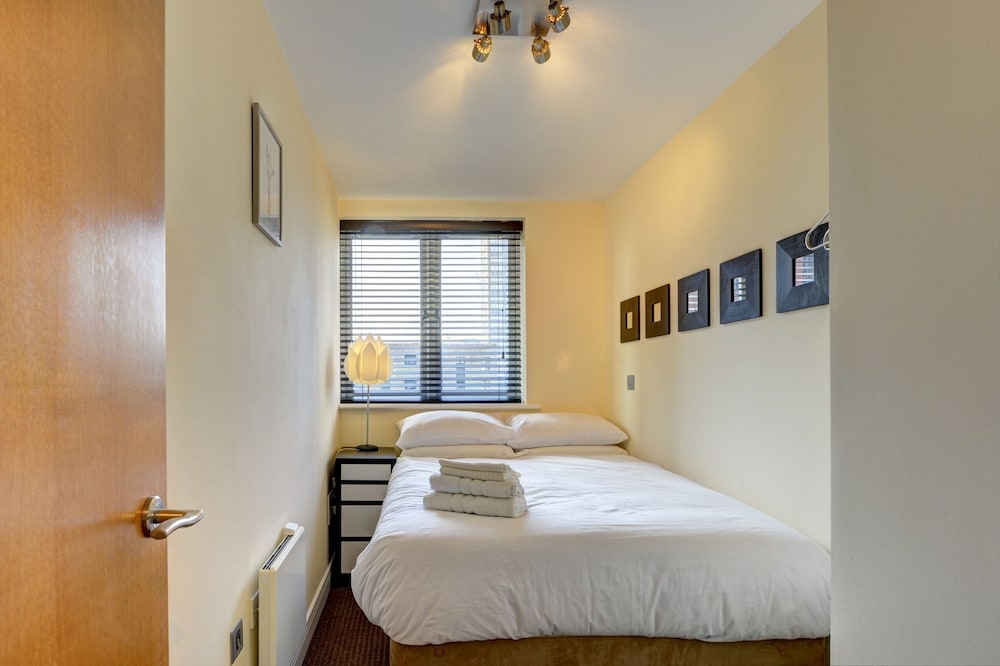 Location Spacious Apartment With Parking view 4