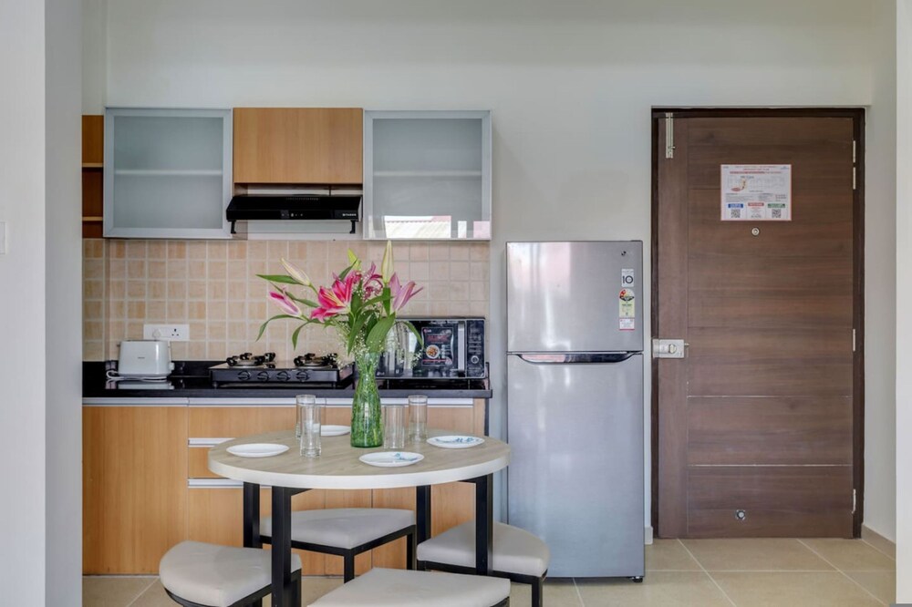 Luxe 1bhk w Pool Sauna 1km to the Beach