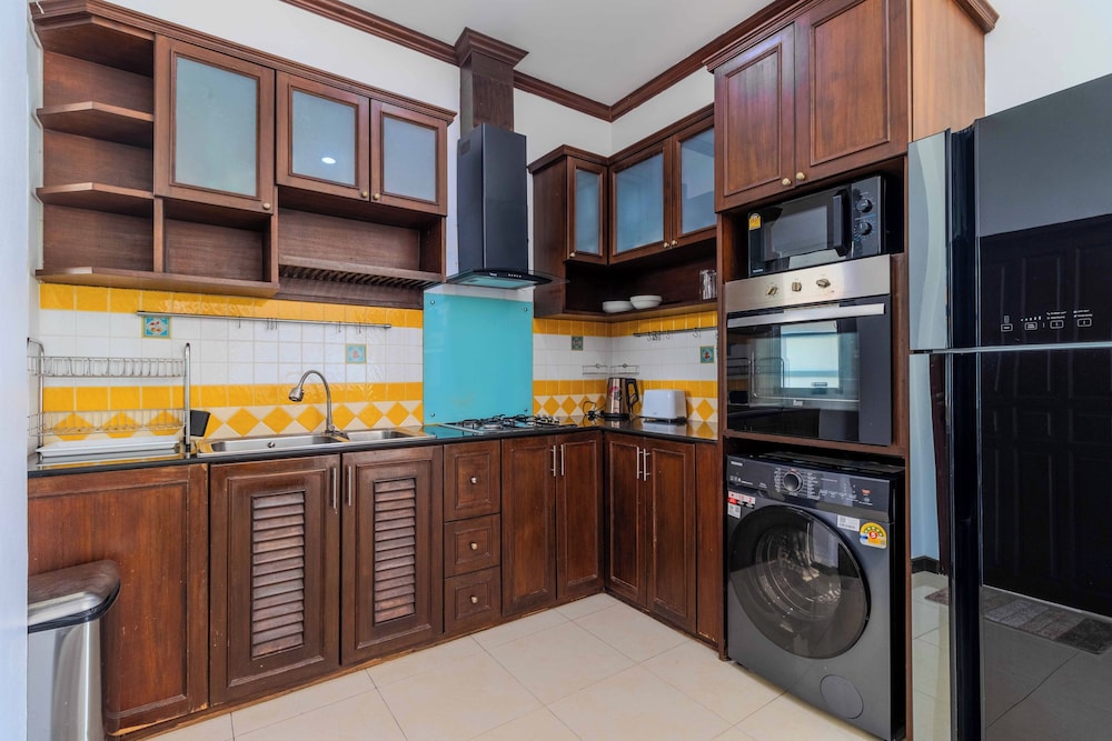 2BR with Pool Near Beaches V267
